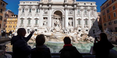 Ni besos ni apretones de mano en Italia para frenar el coronavirus