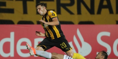 Pe�arol sufre pero gana al Wilsterman