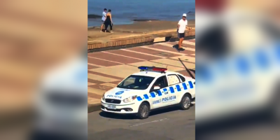 Se viraliz el video de un patrullero exhortando a la gente a que no se aglomere en la rambla capitalina