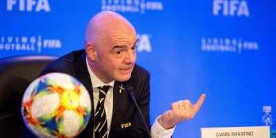 Infantino: "Quizs podamos reformar el ftbol dando un paso atrs"