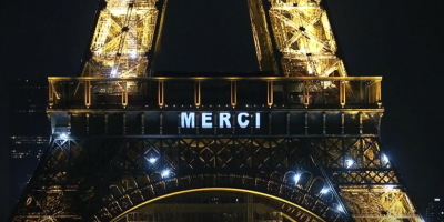 Video: El homenaje de la torre Eiffel a los hroes contra el COVID-19