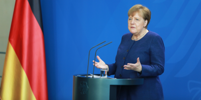 Merkel pide a los alemanes "disciplina" y "no bajar la guardia"