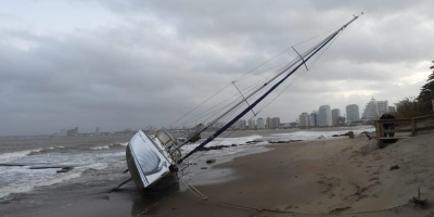 Velero encallado en Punta del Este por los fuertes vientos 