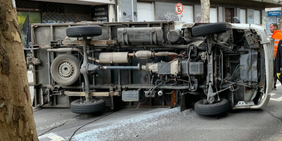 Un camin volc tras impactar contra un automvil en Rod y Jackson