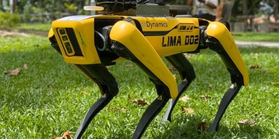 Un perro-robot mantiene en Singapur la distancia social en los parques