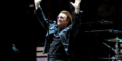 Bono cumple 60 aos confinado, pero en pie de guerra contra el coronavirus
