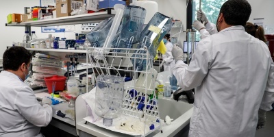 Farmacuticas prometen no sacar beneficios de vacuna anticovid en pandemia