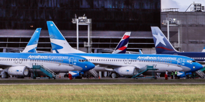 Aerolneas Argentinas planea suspender a 7.500 empleados por la pandemia