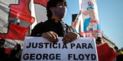 Los manifestantes gritan sin descanso mientras Minepolis llora por Floyd