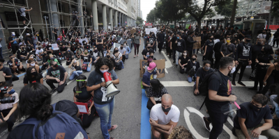 Brasileos marchan a favor y contra Bolsonaro en medio de pandemia al alza