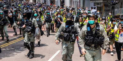 Polica dispersa a los manifestantes en aniversario de protestas en Hong Kong