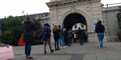 El pblico vuelve a los shopping centers en el da de su reapertura
