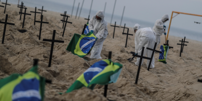 Ic�nica playa de Copacabana amanece con fosas en tributo a v�ctimas de COVID-19