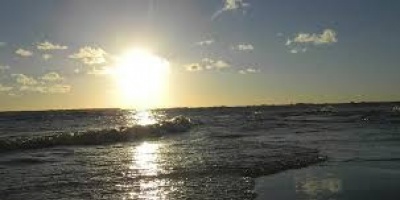 Riesgo de derrumbe en casas sobre la costa de la Laguna Mern