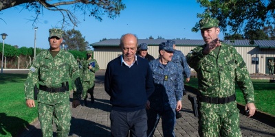 El ministro de Defensa visit el Comando de Infantera de Marina tras el triple homicidio