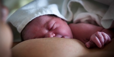 OMS recomienda a madres lactantes con COVID que sigan amamantando a sus hijos