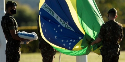 Brasil roza los 50.000 muertos y ciudades vuelven a endurecer restricciones