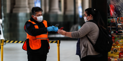 Argentina rebasa los mil fallecidos por COVID y llega a 42.785 contagios