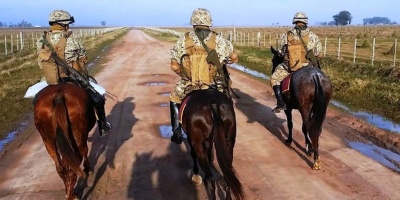 Efectivos del Ej�rcito patrullan la frontera a caballo