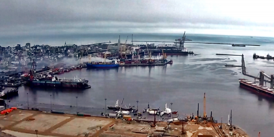 Remolcaron hacia alta mar al  pesquero coreano que se incendi� en el Puerto de Montevideo ante el riesgo de explosi�n