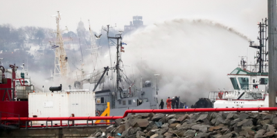 Tras varias horas los Bomberos controlaron incendio en un buque de pesca coreano