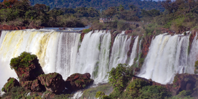 Las cataratas del Iguaz� reabren para turistas locales en Argentina