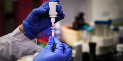 La vacuna china contra la COVID-19 llega a Brasil para ser testada