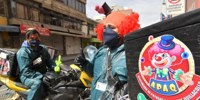 Unos payasos bolivianos se reinventan para seguir viviendo de sus sonrisas