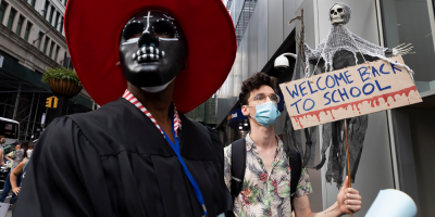 Los profesores de Nueva York protestan la reapertura de los colegios