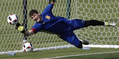 Xavi rinde homenaje a su amigo Casillas