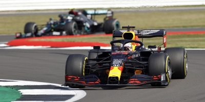 Verstappen se viste de estratega para derrotar a Mercedes