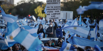 Miles de personas marcharon contra el Gobierno argentino con varias consignas