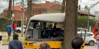 Seis ni�os lesionados tras un choque entre un autom�vil y una camioneta de escolares en Carrasco
