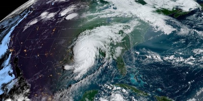 Laura se degrada a tormenta tropical en el sur de Estados Unidos