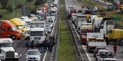 Una fiesta de camioneros huelguistas en plena v�a desata la pol�mica en Chile