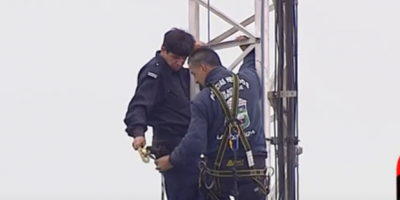 Tensi�n en Argentina: Un efectivo trep� llorando a una torre de energ�a en La Matanza