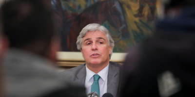 El gobierno dio de baja a tres embajadas y seis consulados