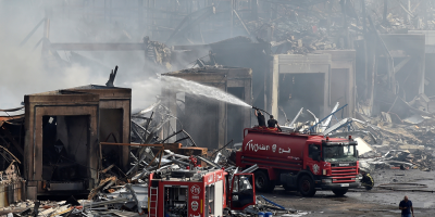 Bomberos siguen apagando peque�os focos del incendio en el puerto de Beirut