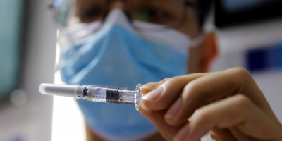 China podr�a empezar a vacunar a la poblaci�n en noviembre, seg�n un experto