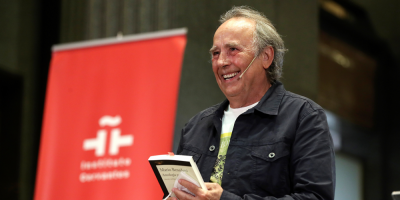 Serrat homenaje� a Benedetti, "el poeta que vio en la canci�n un arte"