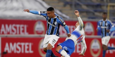 La Cat�lica firma su primer triunfo, a costa de Gremio, y sigue con vida