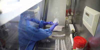 Hong Kong detecta posible brote en laboratorio que investiga el coronavirus