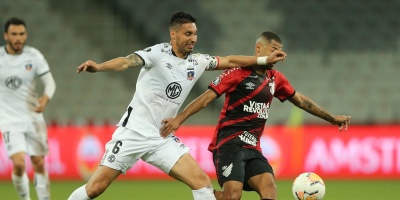 Paranaense roza los octavos gracias a dos autogoles del Colo Colo