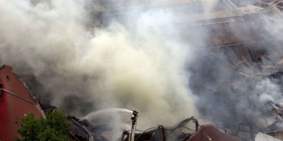 Bomberos control� el incendio en un dep�sito de productos y regalos en Villa Mu�oz
