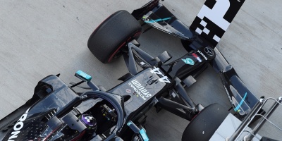 Hamilton gana la 'pole position' en Rusia por delante de Verstappen