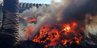 Bomberos contin�an trabajando en importante incendio de un dep�sito de pl�sticos