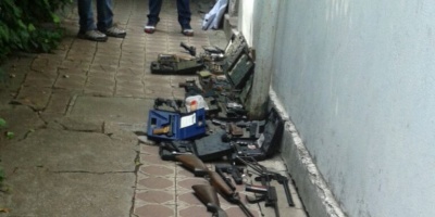 Seis detenidos y mas de 70 armas incautadas en allanamientos en Montevideo