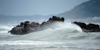 Lluvias torrenciales y vuelos cancelados en Jap�n por el tif�n Chan-hom