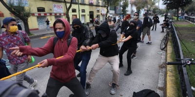 Fuerte cerco policial inhibe derribo de estatua de Col�n en M�xico
