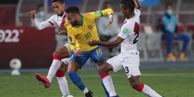 Neymar desquicia a Per� con un 'hat-trick' cargado de pol�mica